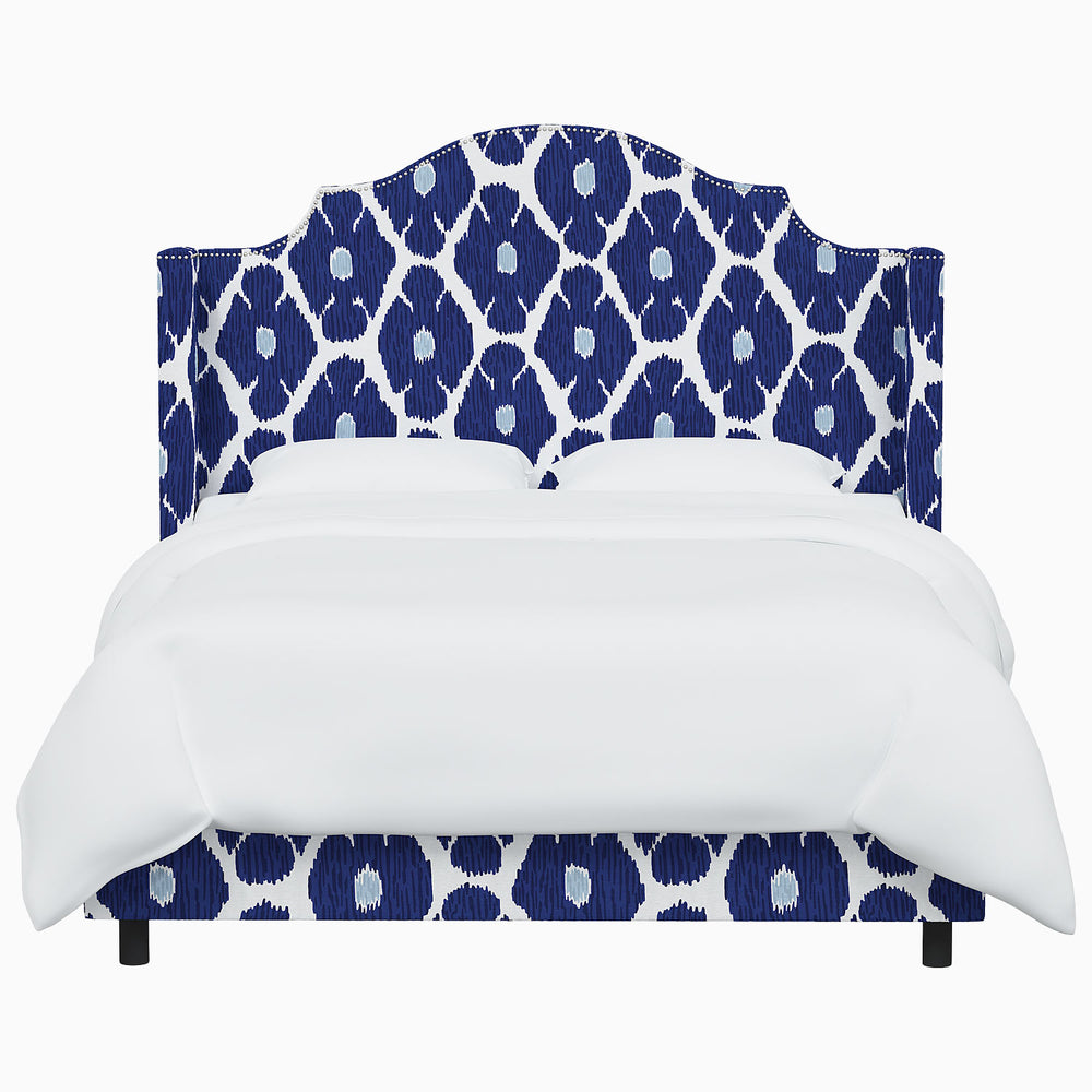 The John Robshaw Samrina bed features a headboard adorned with a beautiful blue and white pattern, inspired by Mughal arches. Created by renowned designer John Robshaw, this bed combines both elegance.